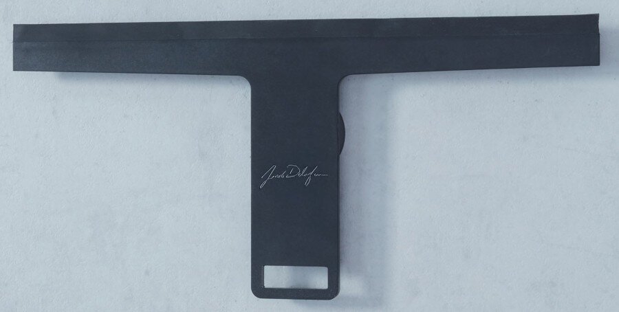 Изображение товара Скребок с магнитом Jacob Delafon Nouvelle Vague E9404-BLV черный 27.3 см