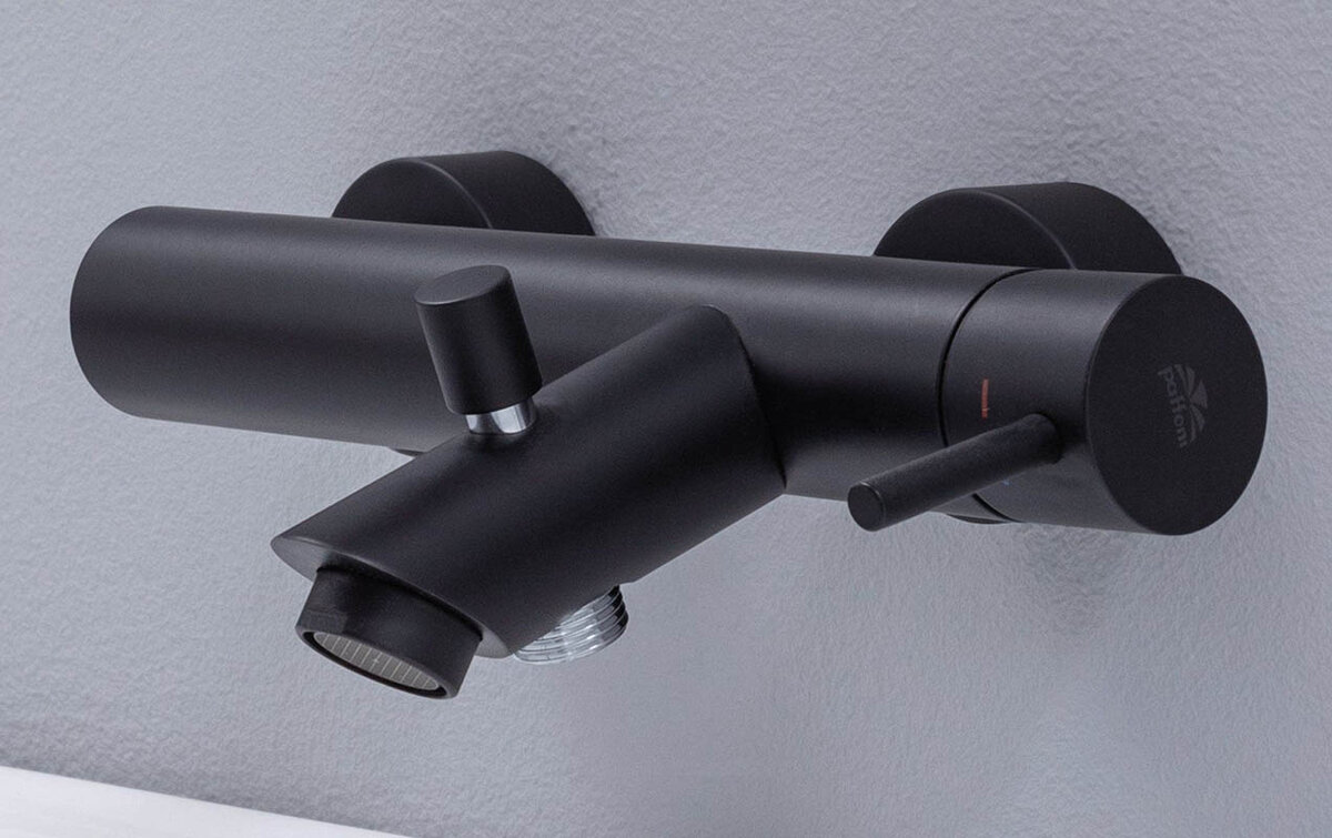 Изображение товара Смеситель Paffoni Light LIG022NO для ванны черный матовый с вытяжным дивотром