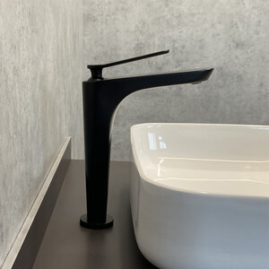 Изображение товара Смеситель для раковины Comforty черный матовый однорычажный 14.7 см