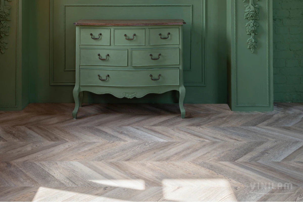 Изображение товара Виниловый ламинат Vinilam Parquet Chevron Шеврон Шампань RI153616CL4, планка 30 х 130 см, интегрированная подложка IXPE, замковый Изображение товара Виниловый ламинат Vinilam Parquet Chevron Шеврон Шампань RI153616CL4, планка 30 х 130 см, интегрированная подложка IXPE, замковый
