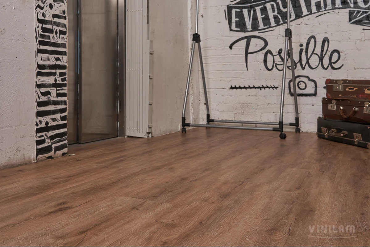 Изображение товара Виниловый ламинат Vinilam Cork Дуб Турне 10-038, планка 22.7 х 122 см, интегрированная пробковая подложка, замковый