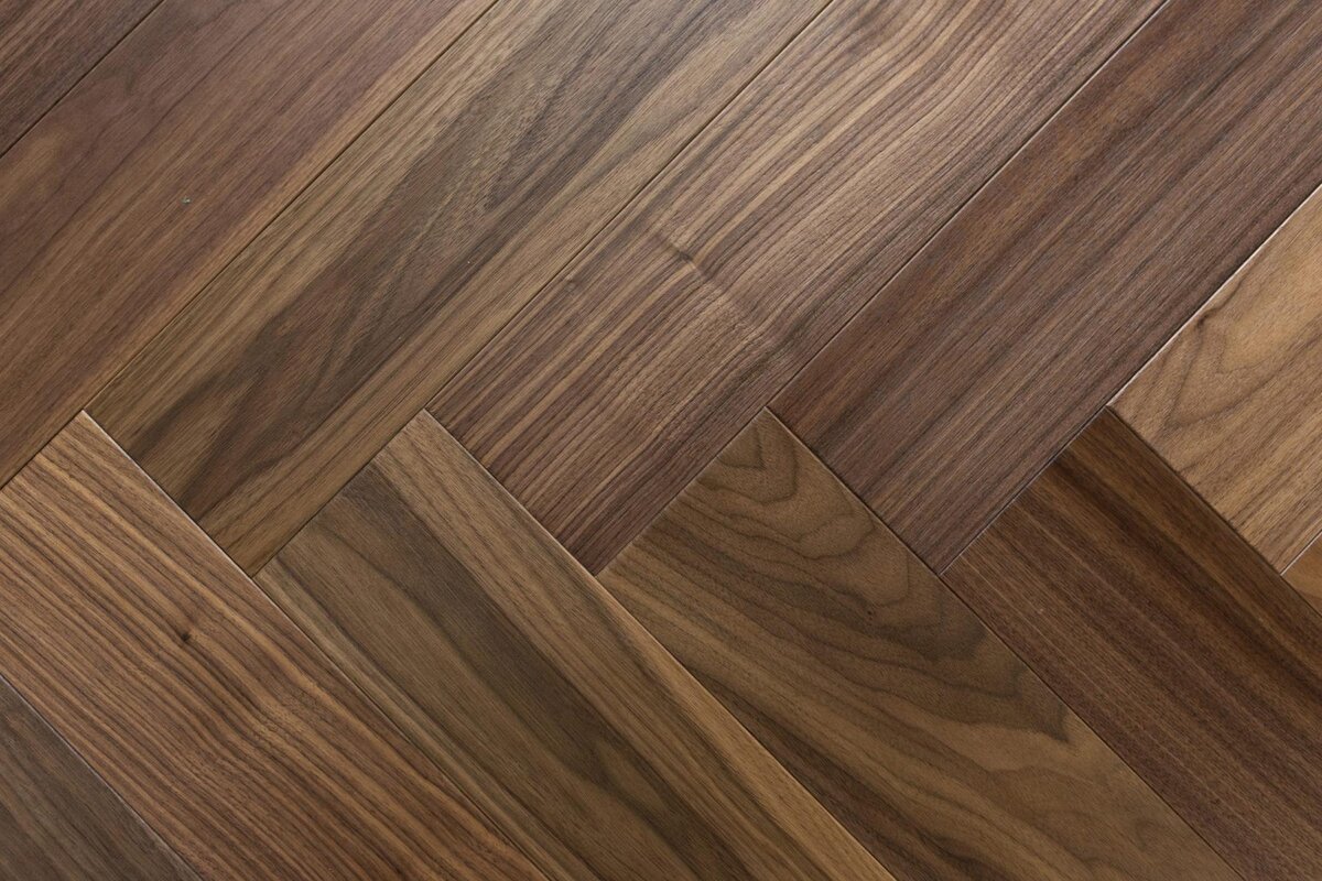 Изображение товара Инженерная доска Arti Parchetto Lago Венгерская елка (замок) Орех Maggiore Шпон 1,5 мм