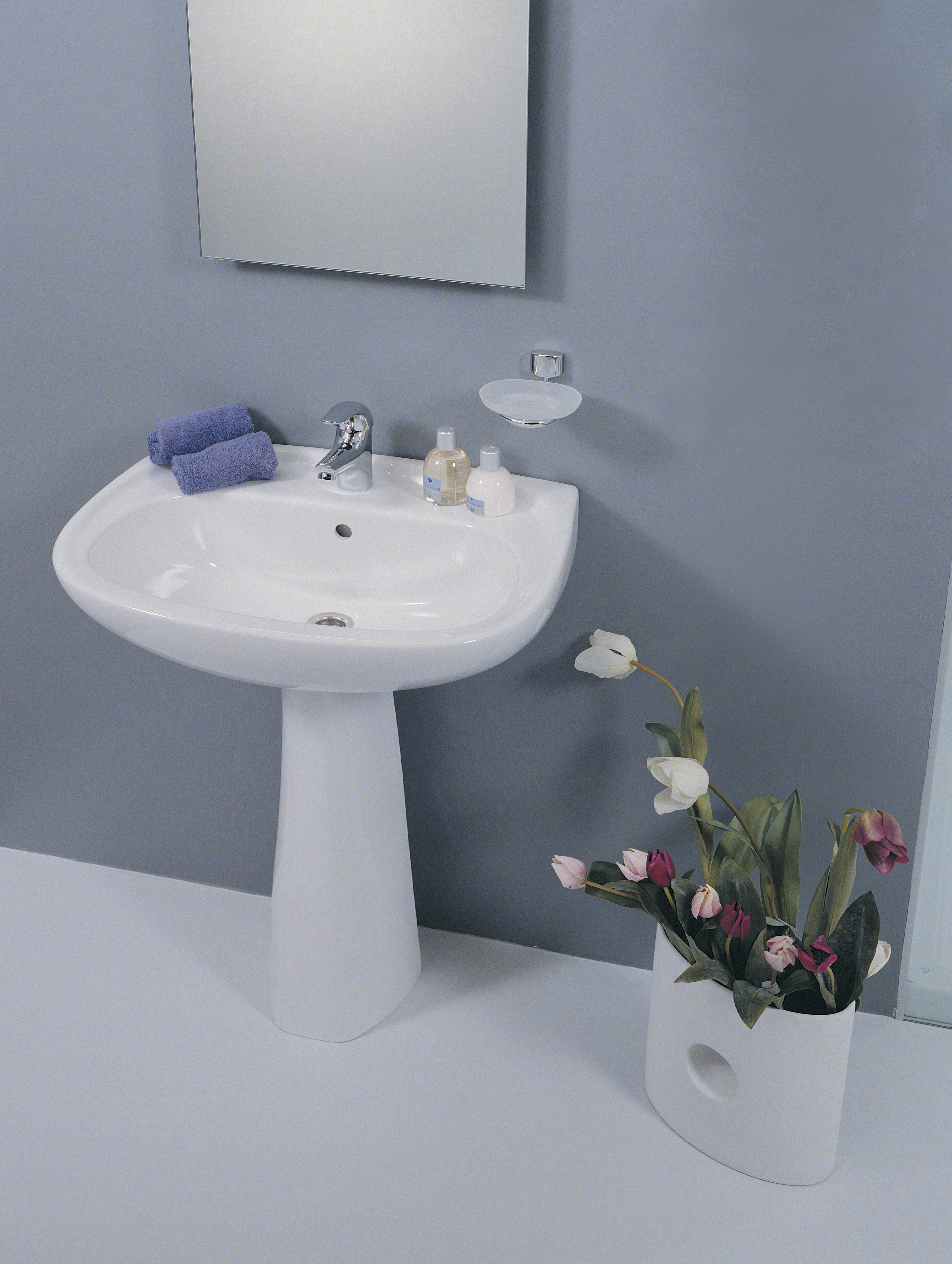 Изображение товара Раковина Vitra Normus с пьедесталом белая 9600B003-7650 для ванной комнаты