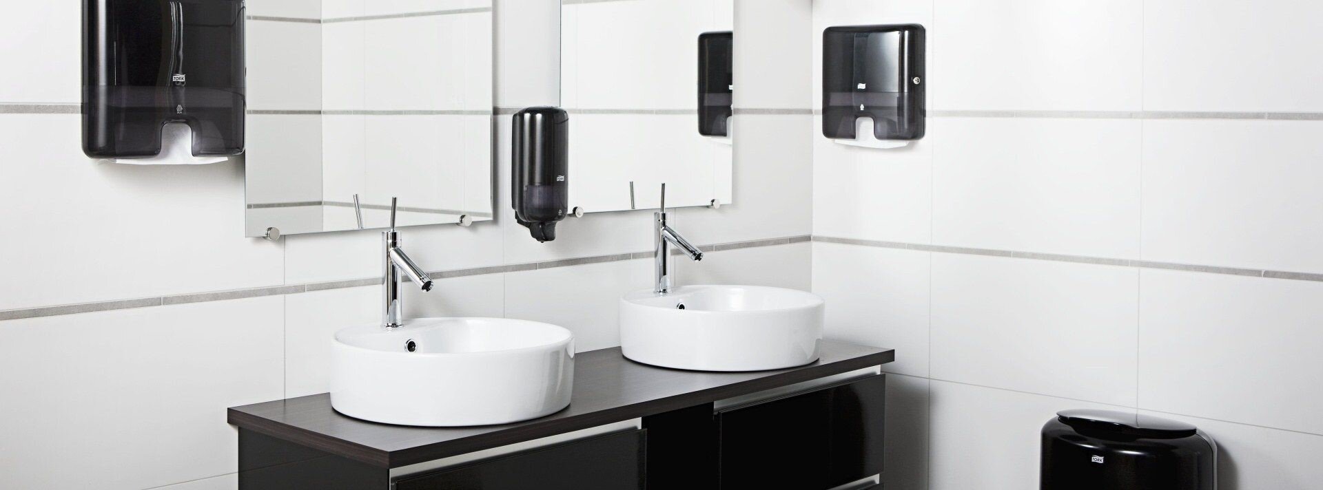 Изображение товара Мини-диспенсер Tork Xpress 552108 для листовых полотенец Multifold - гигиеничный и экономичный